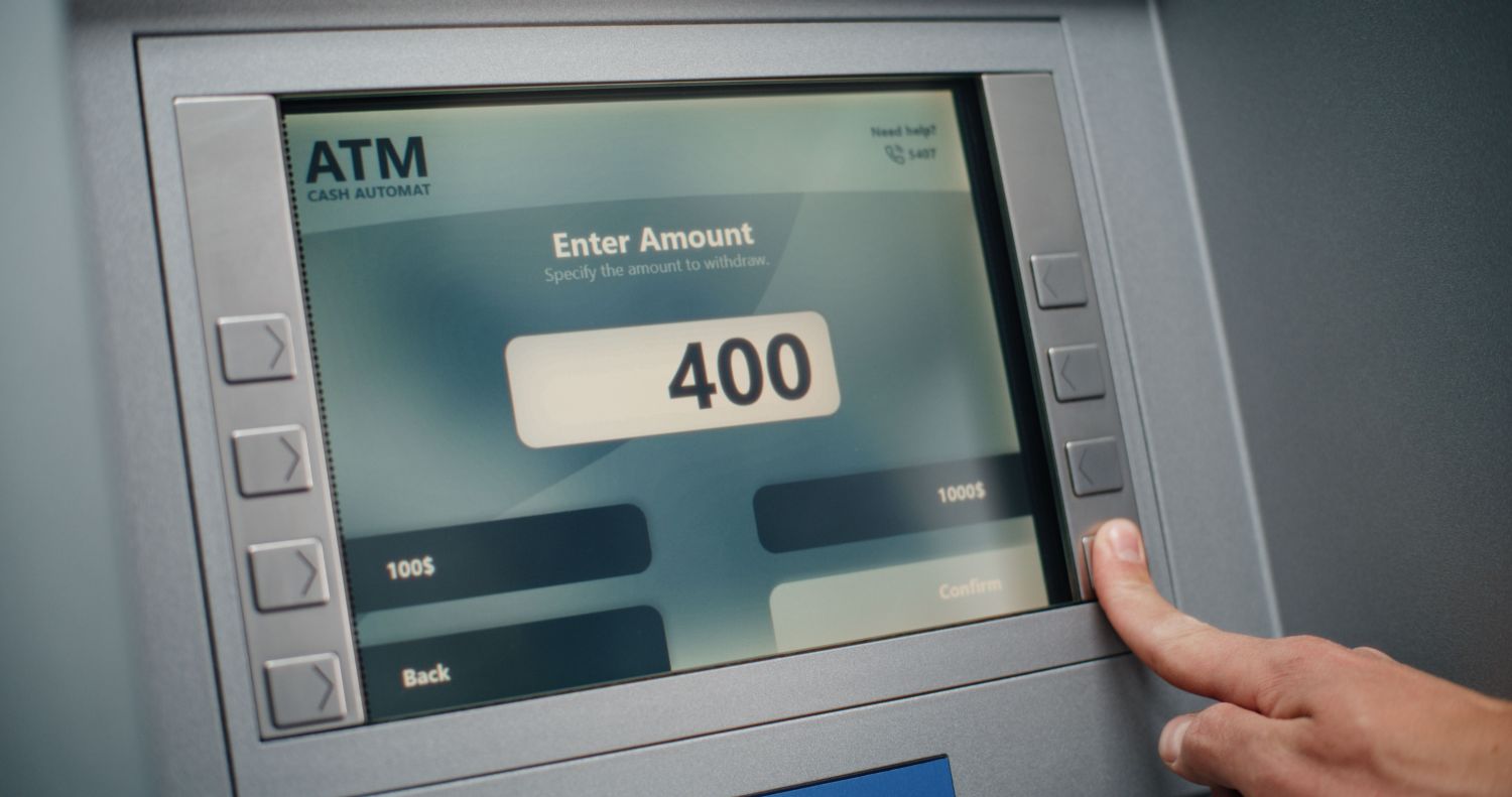 Vrei să retragi 130 de lei, dar bancomatul îți oferă doar 100, 150 sau 200? Un proiect de lege ar putea schimba asta: Cum și când vei putea alege suma dorită chiar și la ATM-ul altei bănci