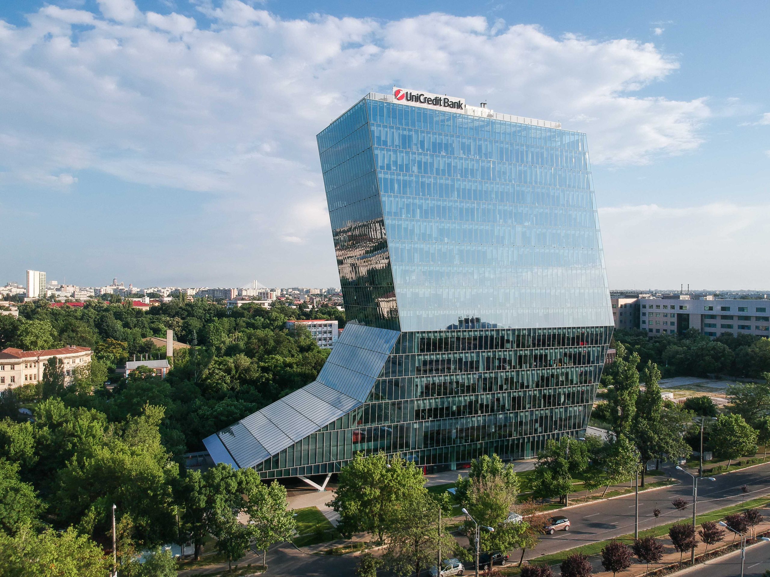 UniCredit Bank a încheiat cea de-a doua sa tranzacție de securitizare sintetică. Georgia Sălăgean: ”Este prima operațiune din cadrul Grupului UniCredit realizată într-o monedă locală diferită de euro și evidențiază angajamentul Grupului de a susține economia reală și creditarea în monedă locală”